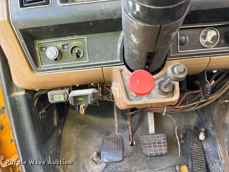 image for item DW2327 1991 Ford F800 crane truck