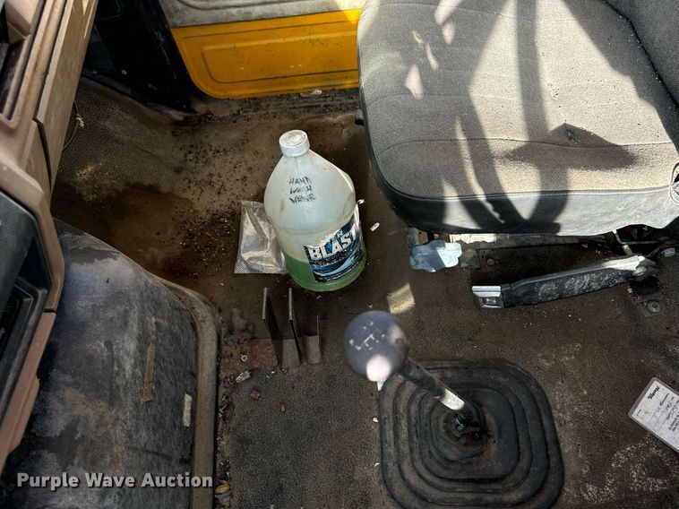 image for item DW2327 1991 Ford F800 crane truck