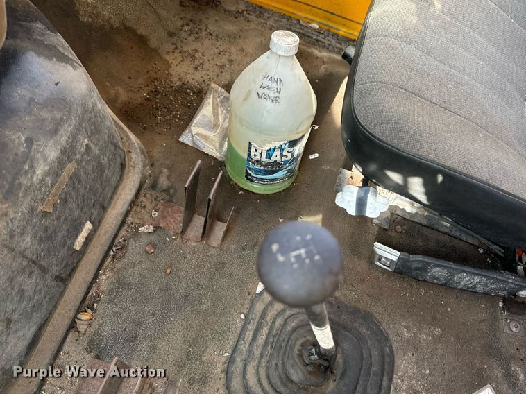 image for item DW2327 1991 Ford F800 crane truck