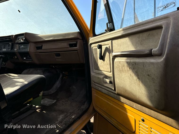image for item DW2327 1991 Ford F800 crane truck