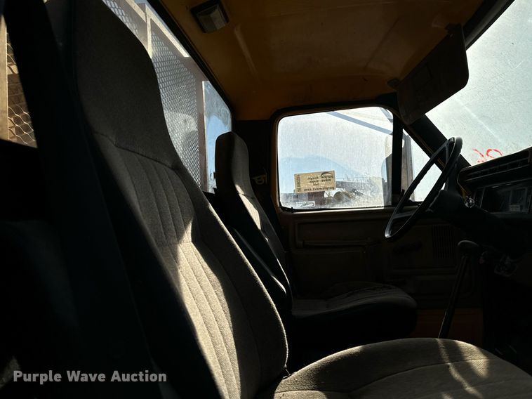 image for item DW2327 1991 Ford F800 crane truck