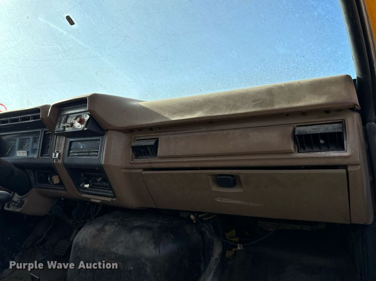 image for item DW2327 1991 Ford F800 crane truck