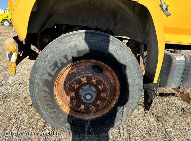 image for item DW2327 1991 Ford F800 crane truck