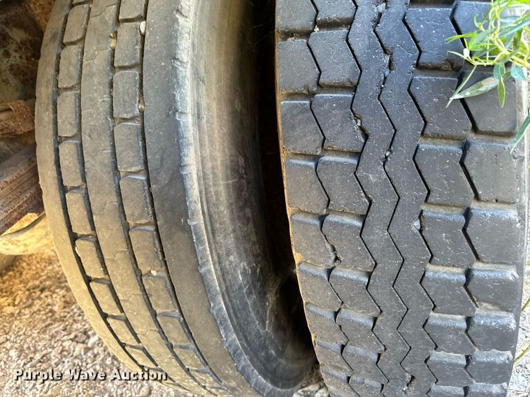 image for item DW2327 1991 Ford F800 crane truck