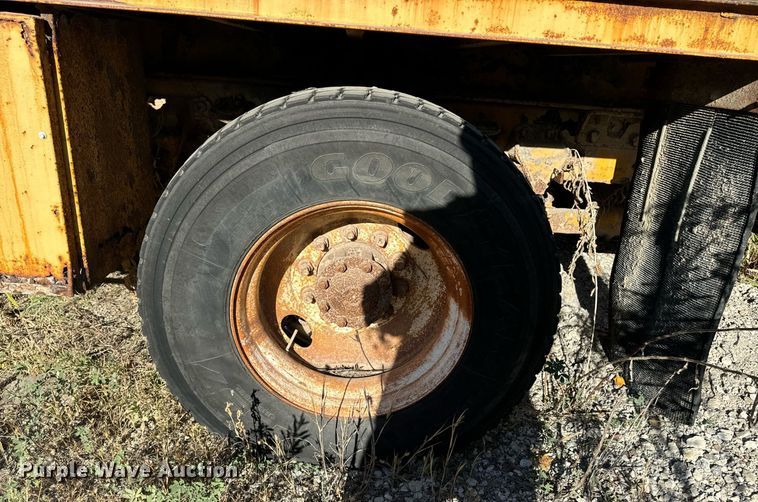 image for item DW2327 1991 Ford F800 crane truck