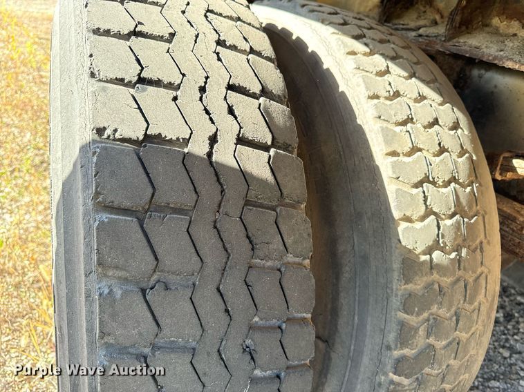 image for item DW2327 1991 Ford F800 crane truck