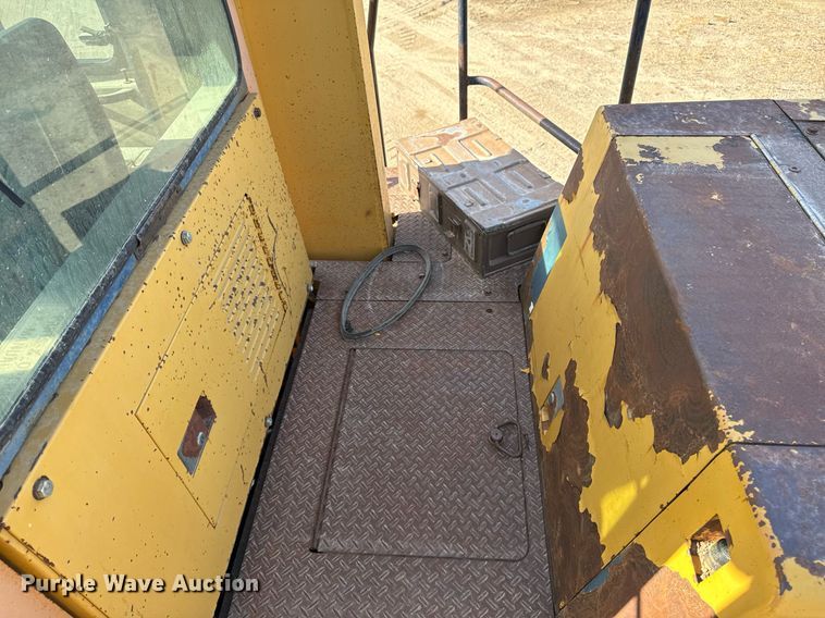 image for item DW2328 Komatsu WA600-1 wheel loader