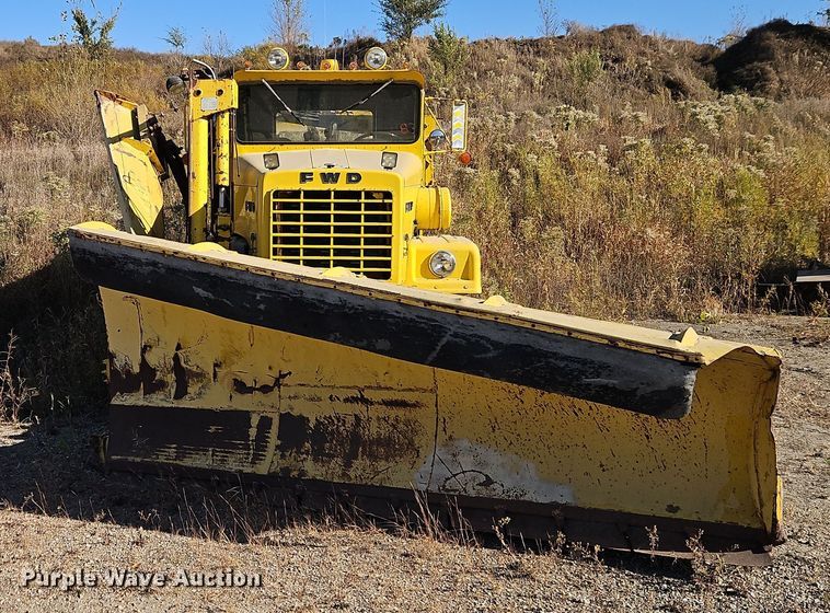 image for item DW2341 1981 FWD RB24-2381 dump truck