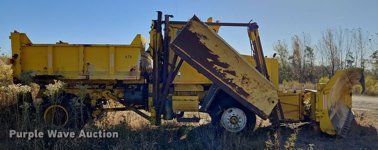image for item DW2341 1981 FWD RB24-2381 dump truck