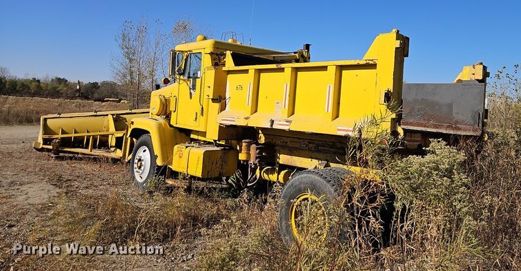 image for item DW2341 1981 FWD RB24-2381 dump truck