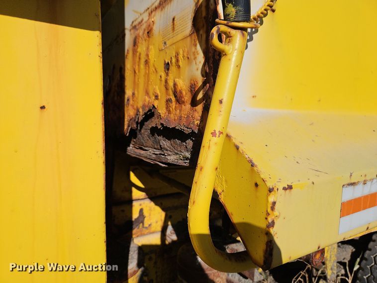 image for item DW2341 1981 FWD RB24-2381 dump truck