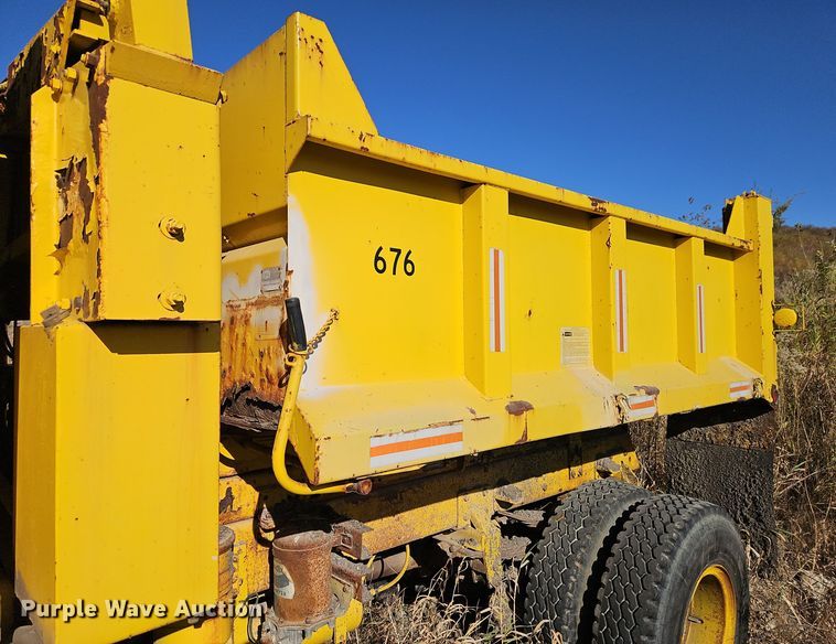 image for item DW2341 1981 FWD RB24-2381 dump truck
