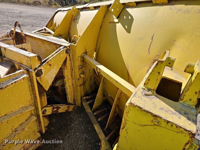 image for item DW2341 1981 FWD RB24-2381 dump truck