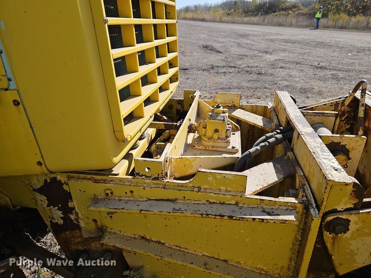 image for item DW2341 1981 FWD RB24-2381 dump truck