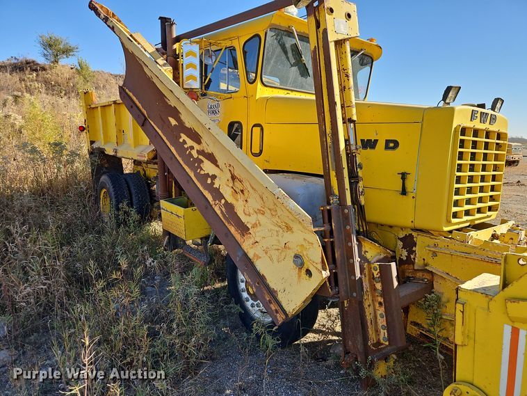 image for item DW2341 1981 FWD RB24-2381 dump truck