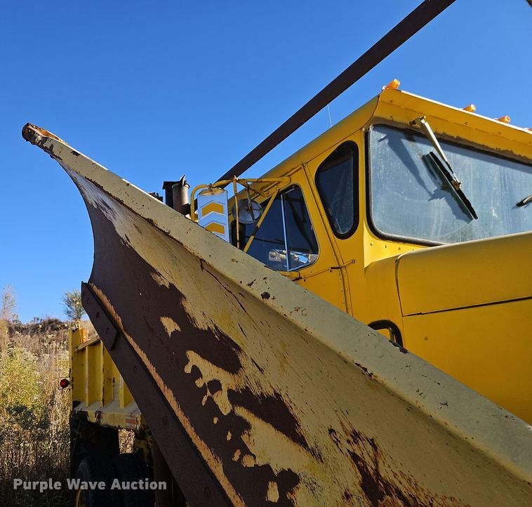 image for item DW2341 1981 FWD RB24-2381 dump truck