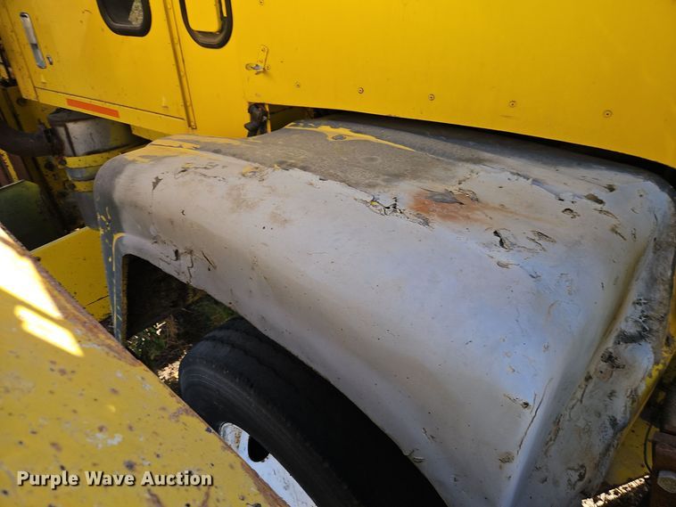 image for item DW2341 1981 FWD RB24-2381 dump truck