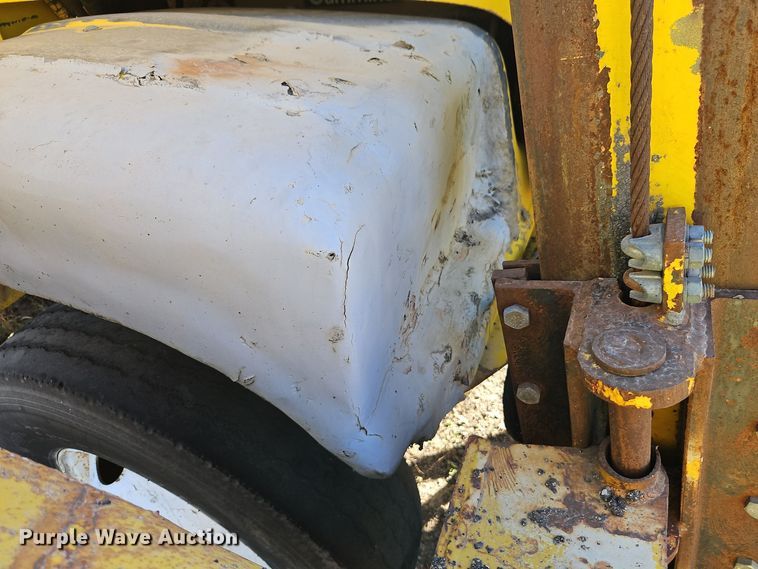 image for item DW2341 1981 FWD RB24-2381 dump truck