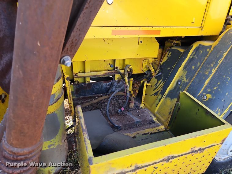 image for item DW2341 1981 FWD RB24-2381 dump truck