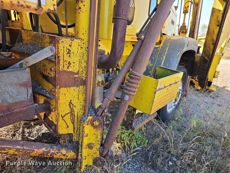image for item DW2341 1981 FWD RB24-2381 dump truck