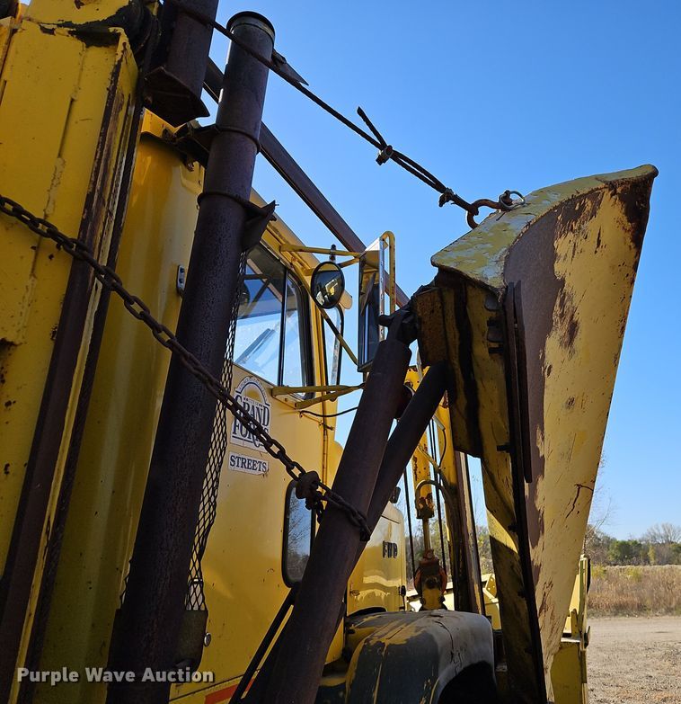 image for item DW2341 1981 FWD RB24-2381 dump truck