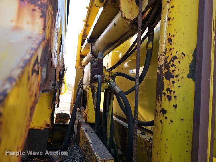 image for item DW2341 1981 FWD RB24-2381 dump truck