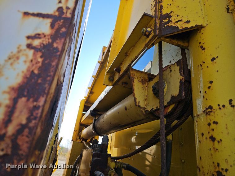 image for item DW2341 1981 FWD RB24-2381 dump truck