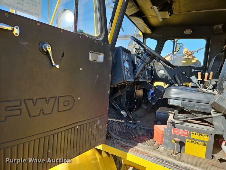 image for item DW2341 1981 FWD RB24-2381 dump truck