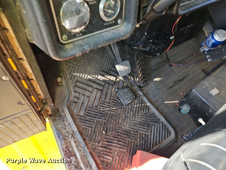 image for item DW2341 1981 FWD RB24-2381 dump truck