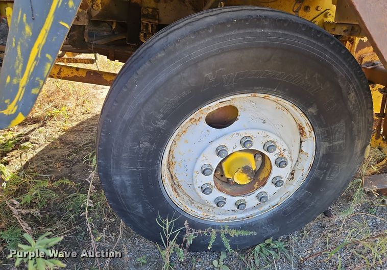 image for item DW2341 1981 FWD RB24-2381 dump truck