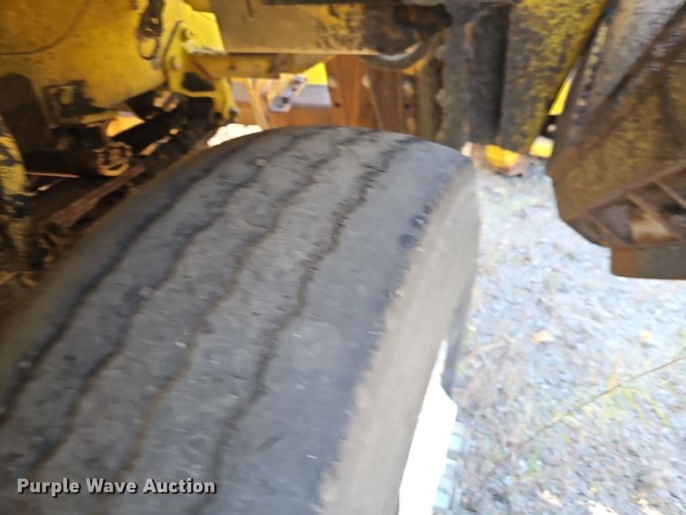 image for item DW2341 1981 FWD RB24-2381 dump truck