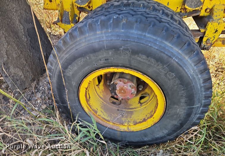 image for item DW2341 1981 FWD RB24-2381 dump truck