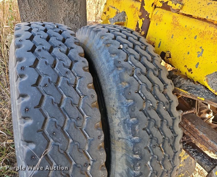 image for item DW2341 1981 FWD RB24-2381 dump truck