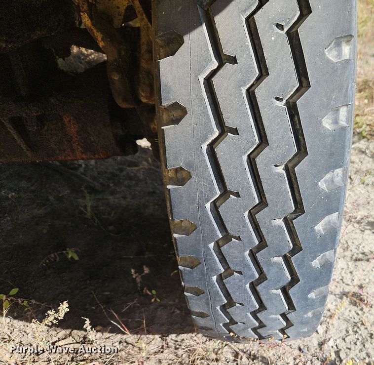 image for item DW2341 1981 FWD RB24-2381 dump truck