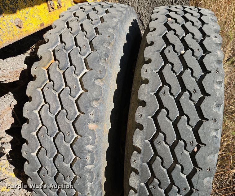 image for item DW2341 1981 FWD RB24-2381 dump truck