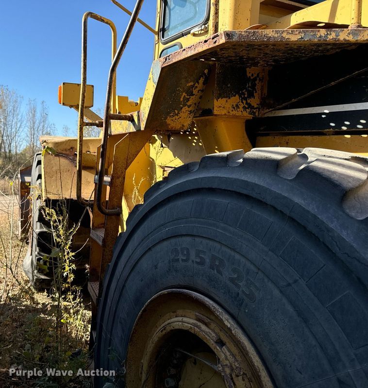 image for item DW2342 1987 Komatsu WA500-1 wheel loader