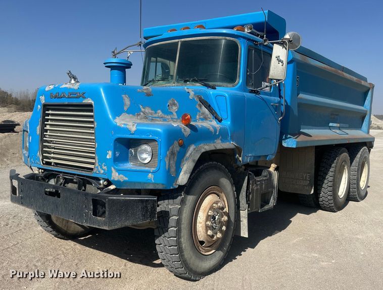 image for item DW2343 2003 Mack DMC688SX dump truck