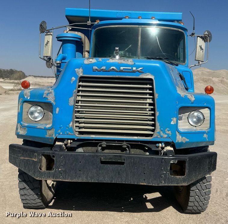 image for item DW2343 2003 Mack DMC688SX dump truck