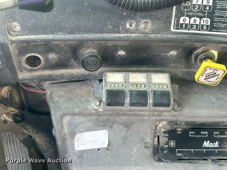 image for item DW2343 2003 Mack DMC688SX dump truck