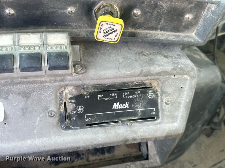 image for item DW2343 2003 Mack DMC688SX dump truck