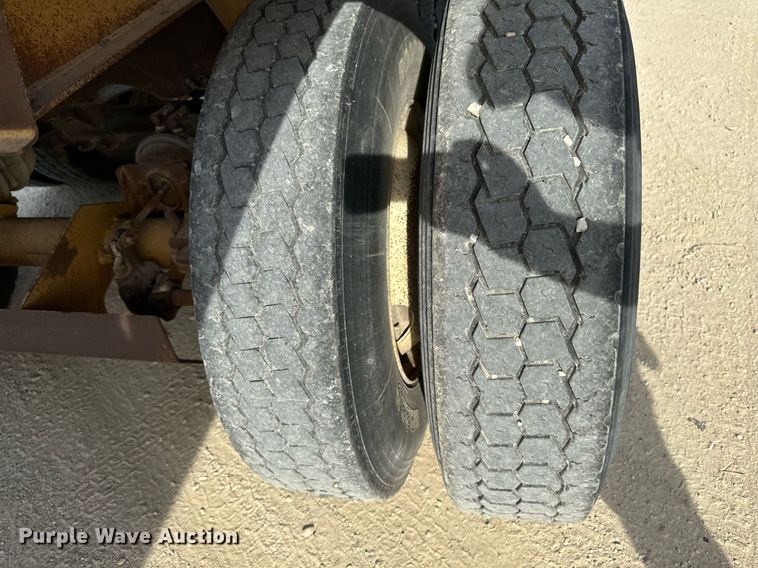 image for item DW2348 1995 Load King 2060-40-2 bottom dump trailer