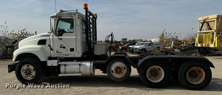 image for item DW2349 2004 Mack CV713 semi truck