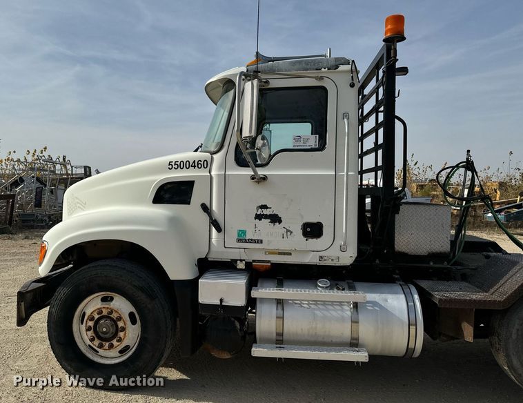image for item DW2349 2004 Mack CV713 semi truck