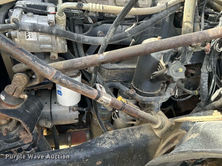 image for item DW2349 2004 Mack CV713 semi truck