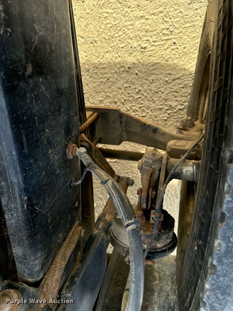 image for item DW2349 2004 Mack CV713 semi truck