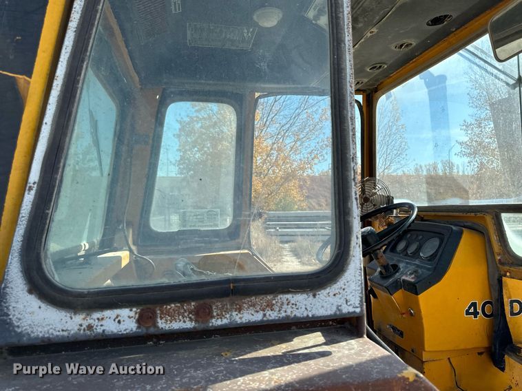 image for item DW2358 1984 John Deere 401D tractor