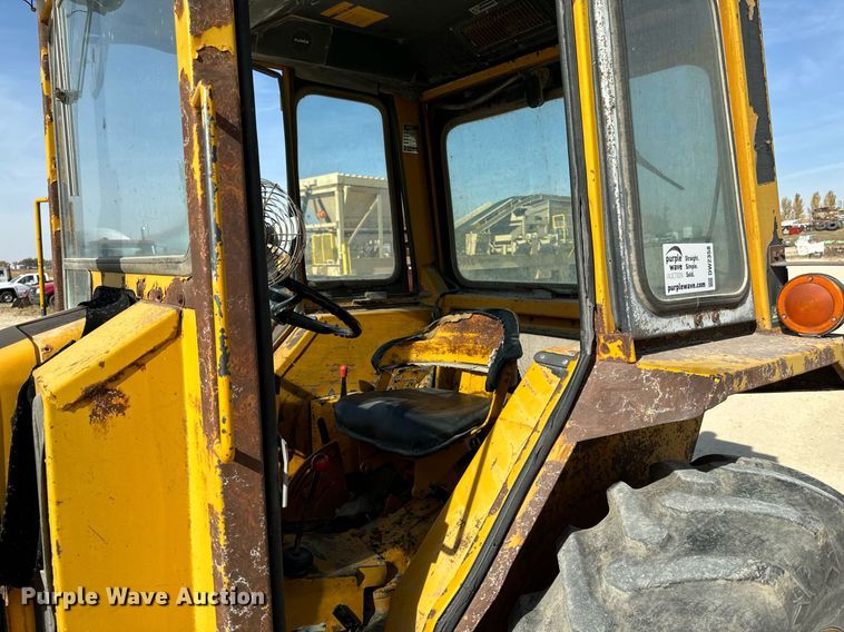 image for item DW2358 1984 John Deere 401D tractor