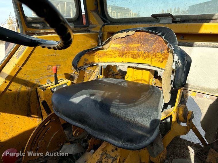 image for item DW2358 1984 John Deere 401D tractor