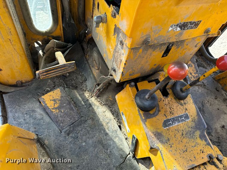 image for item DW2358 1984 John Deere 401D tractor