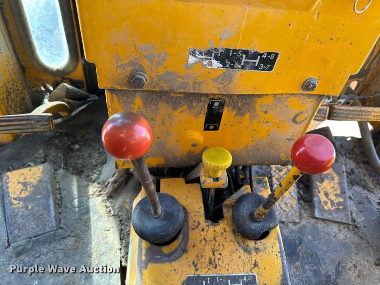 image for item DW2358 1984 John Deere 401D tractor